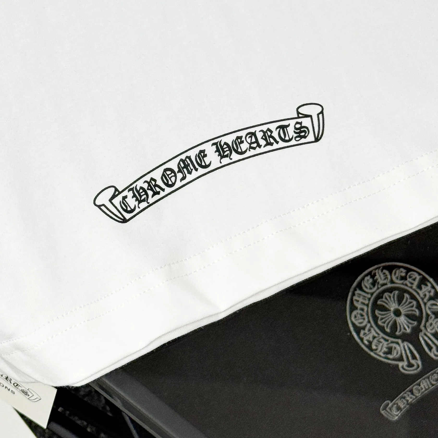 P170 Chrome Hearts 25 high-end versions. The fabric is made of 300 grams of high-density pure cotton. It does not deform or shrink. It has three labels. It is the same style for men and women. Technology: suede foaming + digital printing. Color: white, black. SIZE: S-XL.